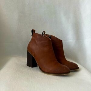 B.P. Size 9 1/2 Leather Brown Ankle Boots